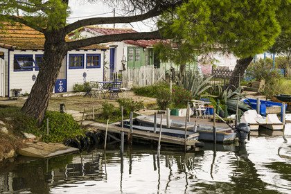 France, Hérault (34), La Grande-Motte, lieu dit des Cabanes du Roc, anciennes cabanes de pécheurs en bordure du canal du Rhône à Sète