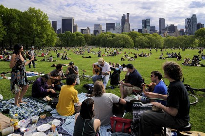 United States, New York City, Manhattan, Central Park, Sundays on The Sheep Meadow, meeting of a group of musicians friend
