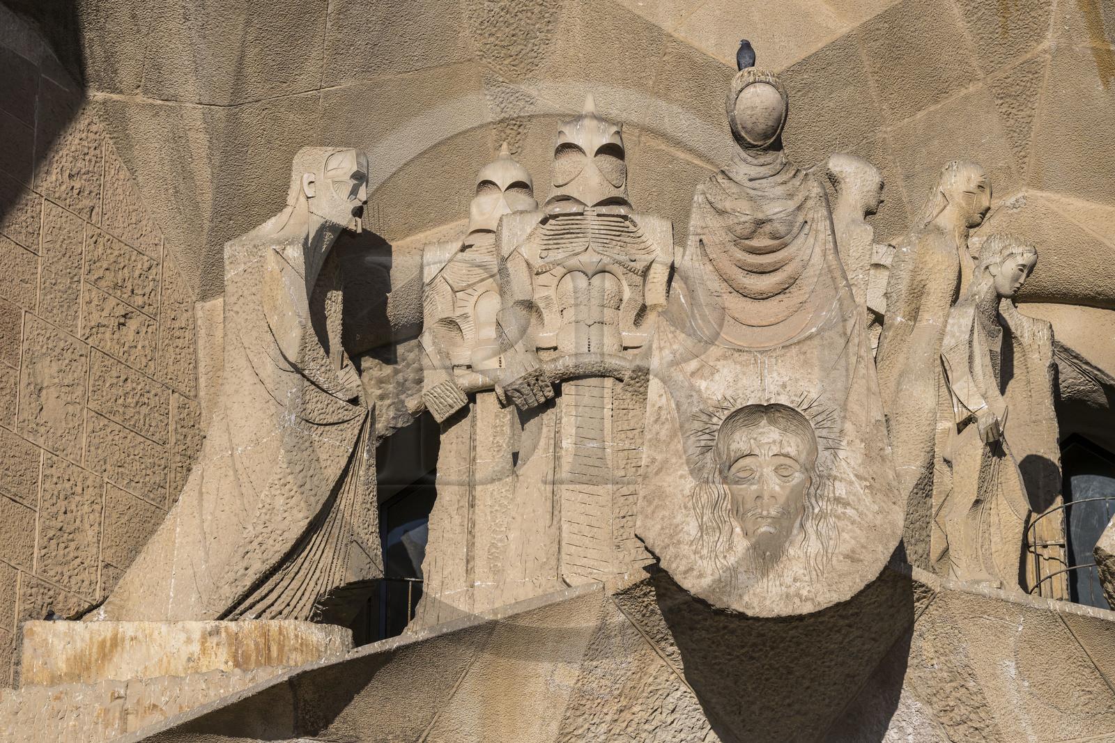 Espagne, Catalogne, Barcelone, quartier de l'Eixample, basilique de la Sagrada Familia de l'architecte du modernisme catalan Antoni Gaudi classée Patrimoine Mondial de l'UNESCO, Gaudi (à gauche) incarné dans la figure d'un évangéliste par le sculpteur Subirachs Espagne, Catalogne, Barcelone, quartier de l'Eixample, basilique de la Sagrada Familia de l'architecte du modernisme catalan Antoni Gaudi classée Patrimoine Mondial de l'UNESCO, Gaudi (à gauche) incarné dans la figure d'un évangéliste par le sculpteur Subirachs