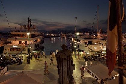 France, Var (83), Saint-Tropez, quai de Suffren, statue de Pierre André de Suffren dominant le port