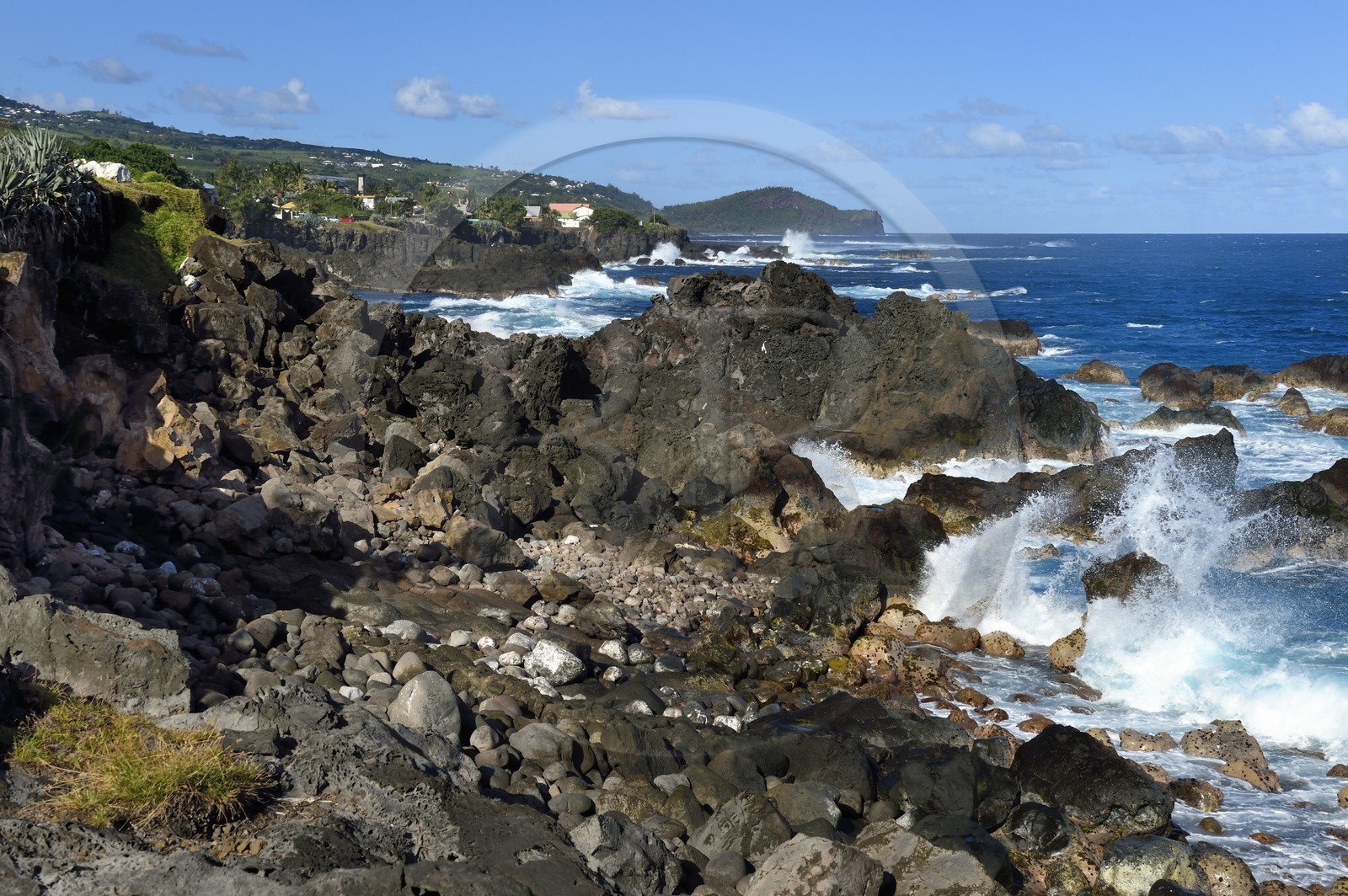 France, Ile de la Reunion, Saint-Pierre, Grands Bois, la côte de roches noires basaltiques d'origine volcanique tourmentées par l'océan