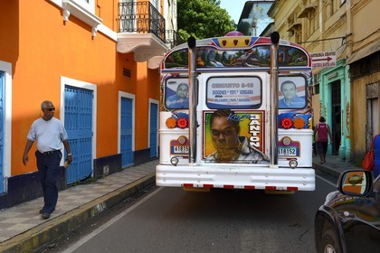Panama, Panama City, quartier de Santa Ana, bus appellés Diablo Rojo (Diable Rouge) recouverts de peintures criardes