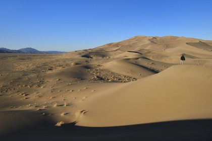 Iran, Yazd province, Dasht-e Kavir desert, Moghestan, hiking in the dune system which highest dune reaches 200 meters