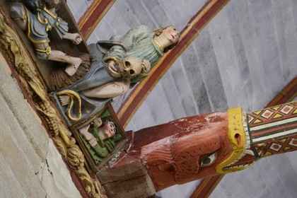 France, Finistère (29), église de Pleyben, sculptures peintes en bois sur la sablière décorant la voûte (16ème siècle)