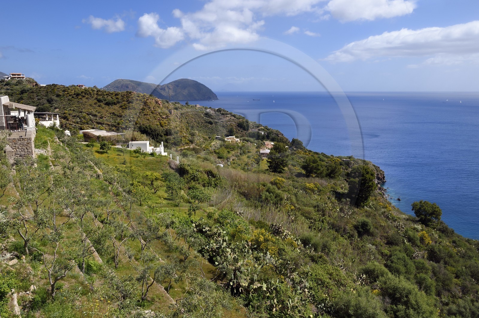Italie, Sicile, iles Eoliennes, classées Patrimoine Mondial de l'UNESCO, Ile de Lipari, maison traditionnelle sur la cote Sud-Est
