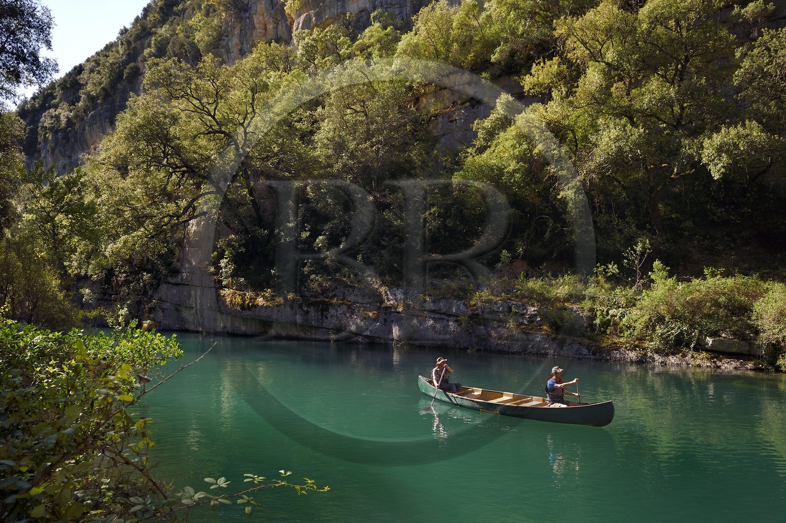 Var (83) rive gauche et Alpes-de-Haute-Provence (04) rive droite, Parc Naturel Régional du Verdon, Basses Gorges du Verdon en aval du lac de Sainte Croix, découverte en canoe des gorges de Baudinard