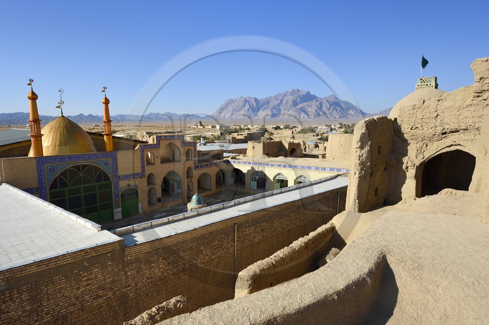 Iran, Province d'Ispahan, désert du Dasht-e Kavir, région de Khur et Biabanak, Bayazeh, l'ancien chateau qui pouvait abriter les habitants de la ville en cas d'attaque dans ses 700 chambres, la mosquée et le désert en arrière plan