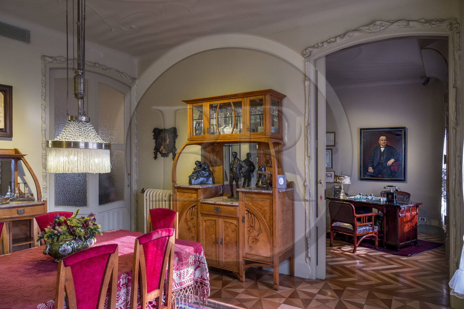 Espagne, Catalogne, Barcelone, quartier de l'Eixample, Passeig de Gracia, Pedrera ou Casa Mila (1905-1910) de l'architecte du modernisme catalan Antoni Gaudi, site classé au Patrimoine Mondial de l'UNESCO, la salle à manger et le bureau