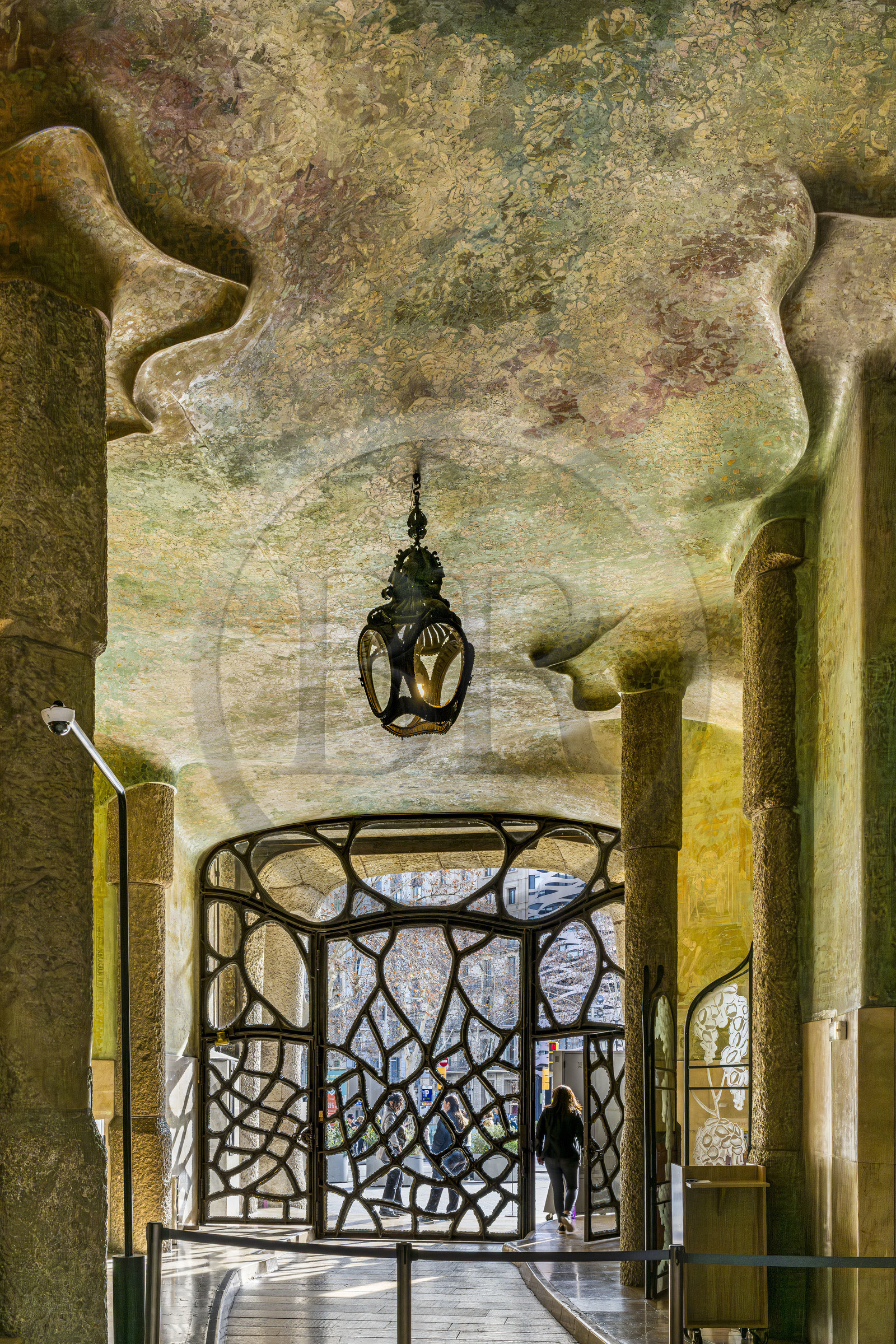 Espagne, Catalogne, Barcelone, quartier de l'Eixample, Passeig de Gracia, Pedrera ou Casa Mila (1905-1910) de l'architecte du modernisme catalan Antoni Gaudi, site classé au Patrimoine Mondial de l'UNESCO, fresques et colonnes de l'entrée principale