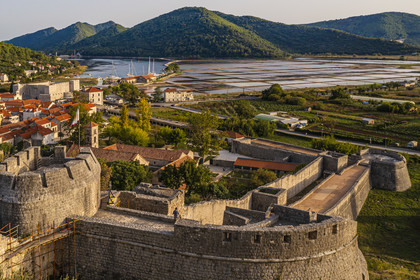 Croatie, Dalmatie, cote dalmate, presqu'ile de Peljesac, la vieille-ville de Ston et les anciens marais salants en arrière plan (vue aérienne)