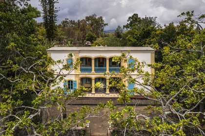 France, Ile de la Reunion, Saint-Gilles-les-Hauts, Musée de Villèle dans le domaine Panon-Desbassyns, ancienne propriété coloniale au cœur d'une grande plantation de canne à sucre qui faisait travailler un peu plus de 400 esclaves, la maison de maitre (vue aérienne)