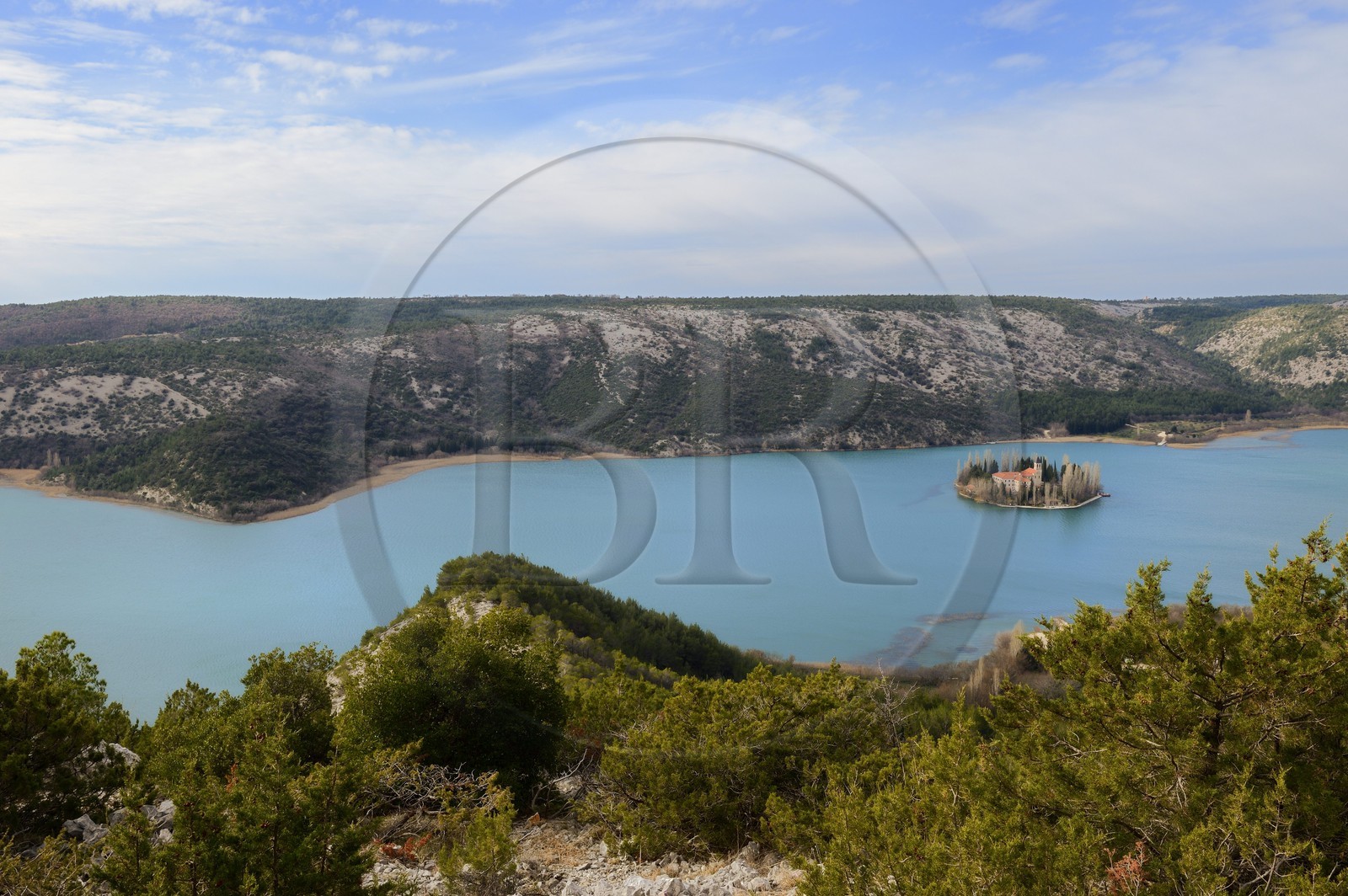 Croatie, Dalmatie, Parc national de Krka où la rivière Krka devient le lac de Visovac, monastère franciscain de l’îlot Visovac