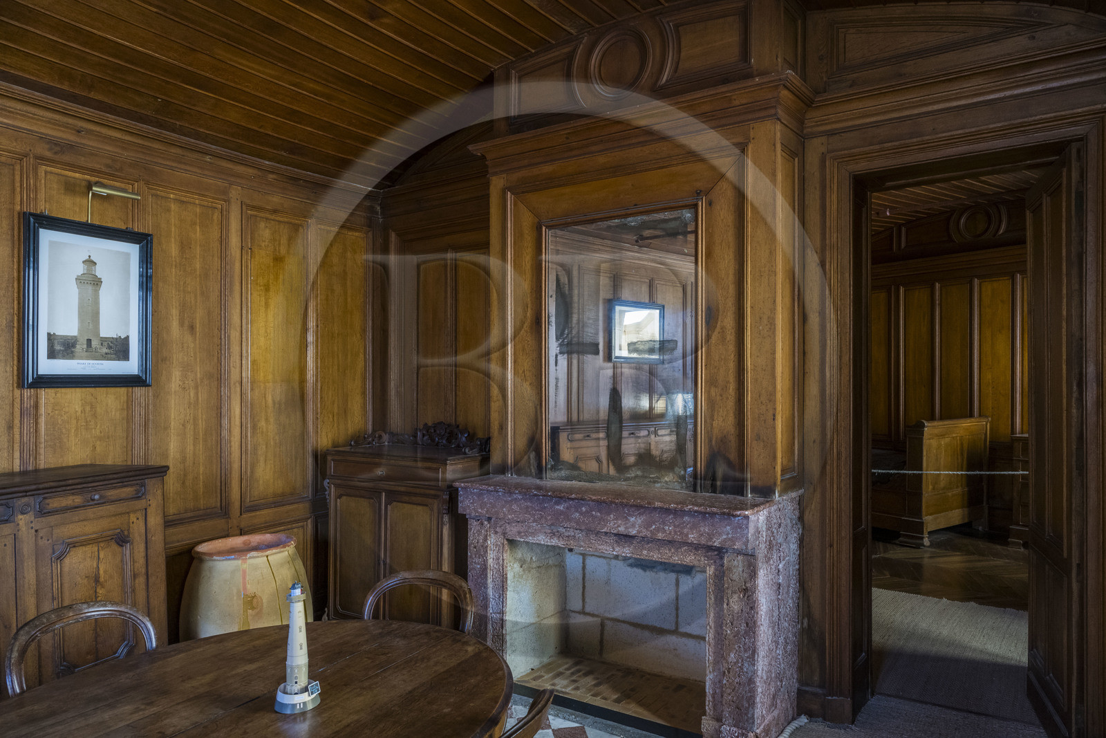 France, Gironde (33), le Verdon-sur-Mer, phare de Cordouan, classé Patrimoine Mondial de l'UNESCO, l'appartement de l'ingénieur dans le couronnement, salle lambrissée de chêne à la disposition des ingénieurs du service des Phares et Balises