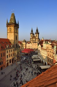 République Tchèque, Prague, centre historique classé Patrimoine Mondial de l'UNESCO, la vieille ville (Stare Mesto), place de la vieille ville (Staromestske namesti), l'hôtel de Ville et l'église Notre-Dame-du-Tyn