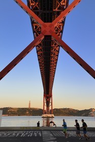 Portugal, Lisbonne, le pont du 25 de Abril sur le Tage et le  le Cristo Rei (Christ Roi)