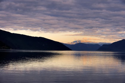 Norvège, comté de Sogn Og Fjordane, le sognefjorden à Balestrand et la montagne de Bleia (1718m) au fond
