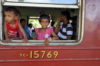 Sri Lanka, Province du Sud, train de Colombo à Galle, famille à l'arrivée à Galle