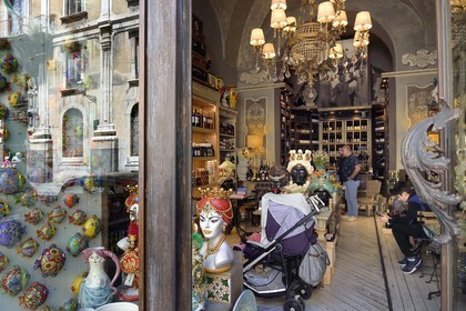 Italie, Sicile, Catane, ville baroque classée au Patrimoine Mondial de l'UNESCO, Wine & Charme, enoantiquoteca, magasin de vin et d'antiquités dans via Vittorio Emanuele