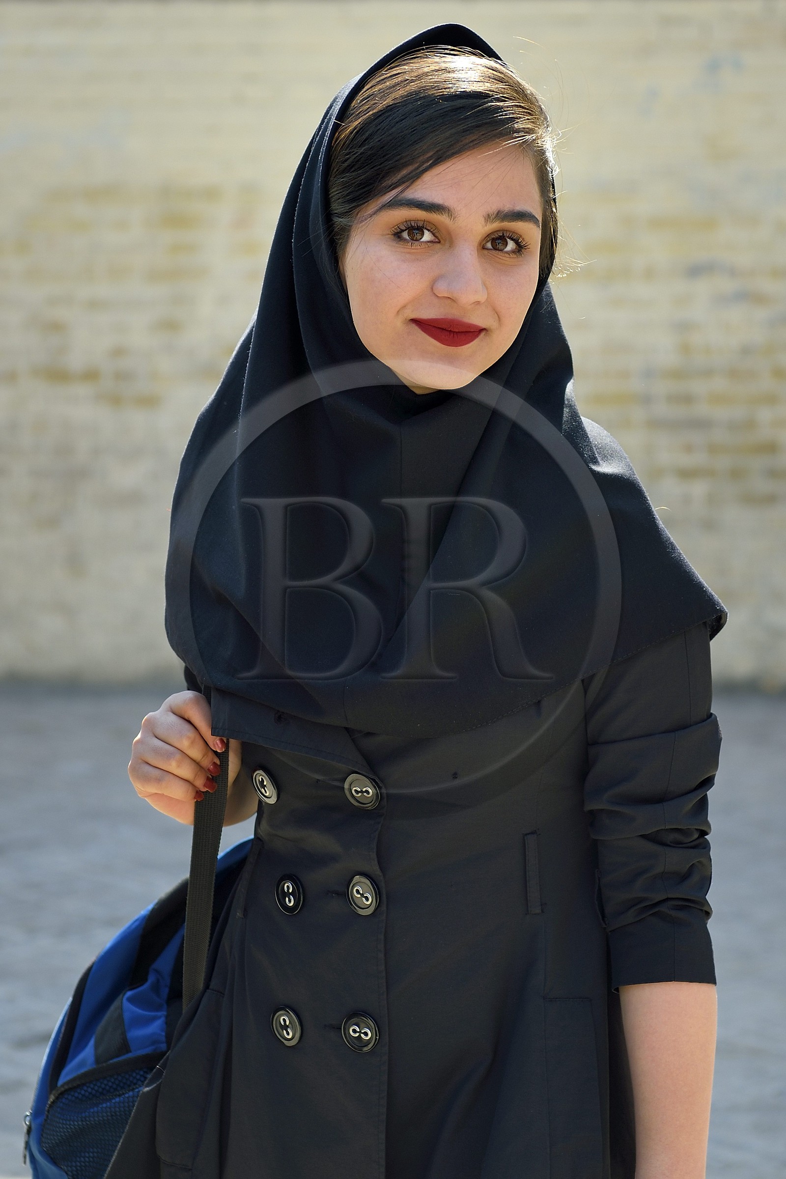Iran, province d'Ispahan, Ispahan, jeune femme iranienne aux abords de la place naghsh-i jahan aussi connue sous le nom de place Imam Khomeiny Iran, province d'Ispahan, Ispahan, jeune femme iranienne aux abords de la place naghsh-i jahan aussi connue sous le nom de place Imam Khomeiny