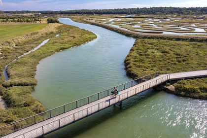 France, Vendée (85), Talmont-Saint-Hilaire, marais de la Guittière dans l'arrière pays de la Pointe du Payré, passerelle du Cul d’Ane sur la rivière Payré (vue aérienne)