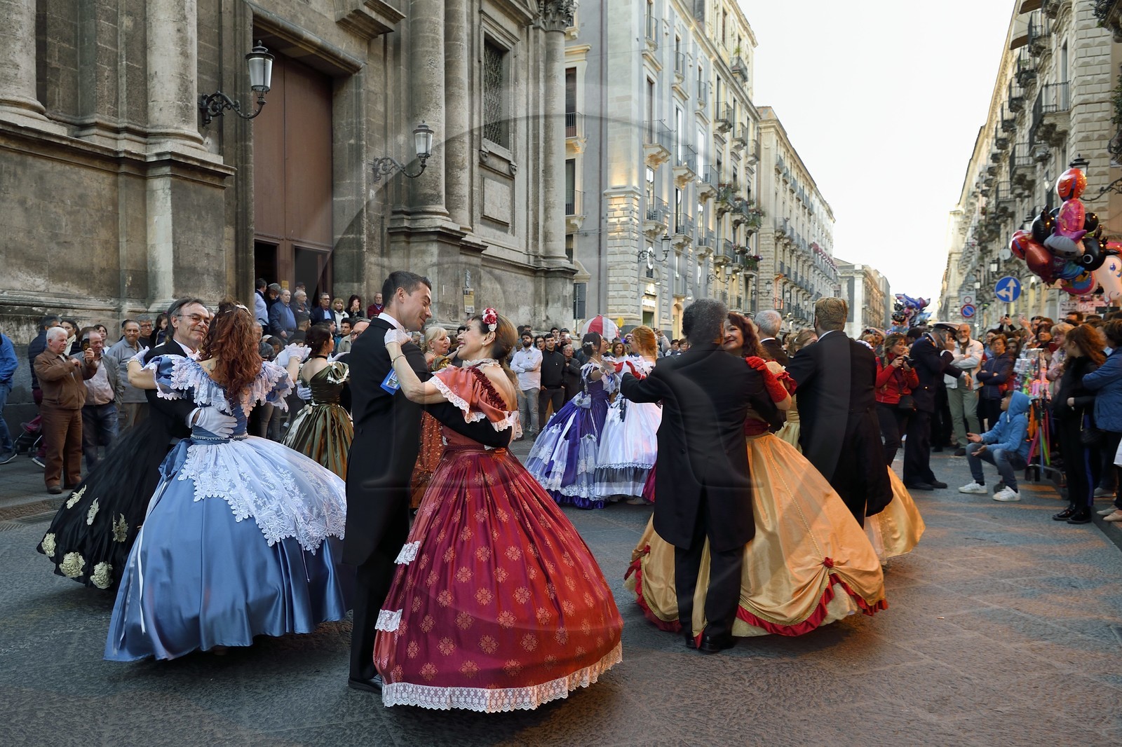 Italie, Sicile, Catane, ville baroque classée au Patrimoine Mondial de l'UNESCO, valse en costume dans la via Etna à l'occasion d'un téléthon