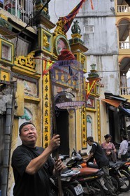 Vietnam, Hanoï, quartier des 36 rues dans la vieille ville, homme et sa cage à oiseau