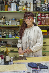 France, Hauts-de-Seine (92), Colombes, l'artiste et laqueur Isabelle Emmerique dans son atelier