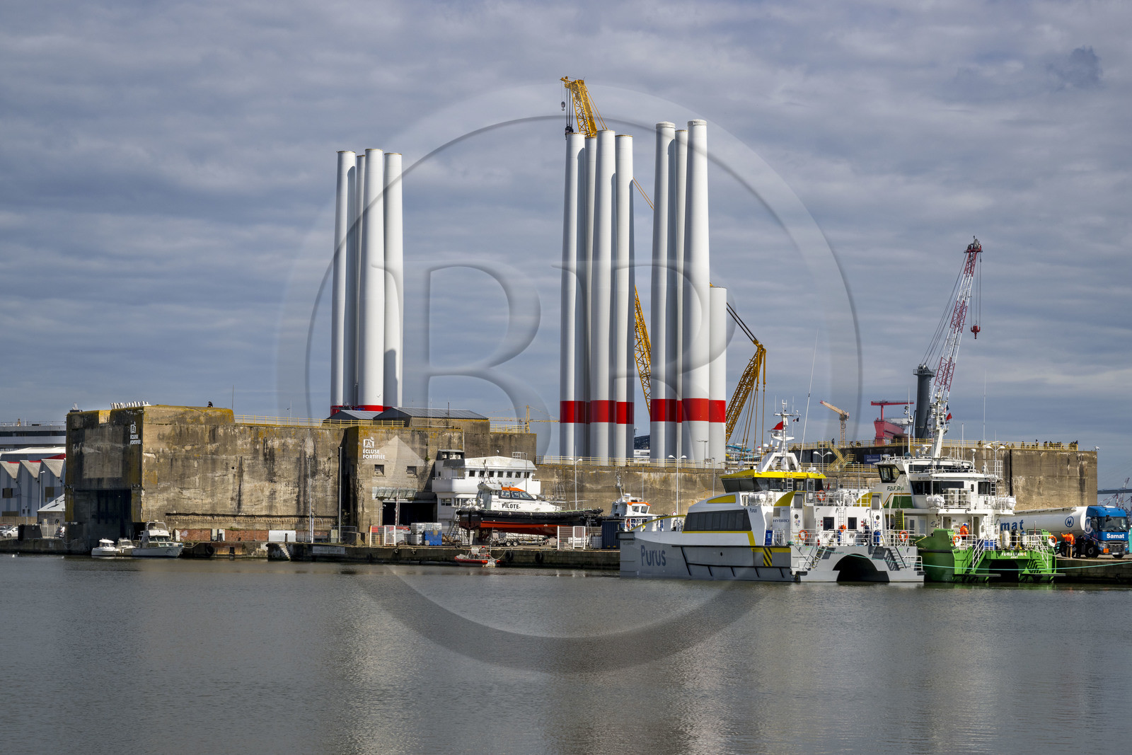 France, Loire-Atlantique (44), Saint-Nazaire, l'écluse fortifiée de l'ancienne base sous-marine allemande construite lors de la dernière guerre mondiale dans le bassin à flot France, Loire-Atlantique (44), Saint-Nazaire, l'écluse fortifiée de l'ancienne base sous-marine allemande construite lors de la dernière guerre mondiale dans le bassin à flot