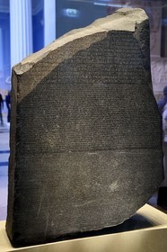 Royaume-Uni, Londres, quartier de Bloomsbury, le British Museum, Egypte ancienne, la Pierre de Rosette, fragment de stèle gravée de l'Égypte antique portant trois versions (hiéroglyphes, égyptien démotique et alphabet grec) d'un même texte qui a permis le déchiffrement des hiéroglyphes au XIXème siècle par Jean-François Champollion