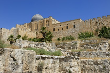 Israel, Jérusalem, ville sainte, vieille-ville classée Patrimoine Mondial de l'UNESCO, Le Mont du Temple vu du Centre Davidson, mur de soutènement sud de l'esplanade du Temple construite par Hérode Ier le Grand et la mosquée Al-Aqsa en hauteur