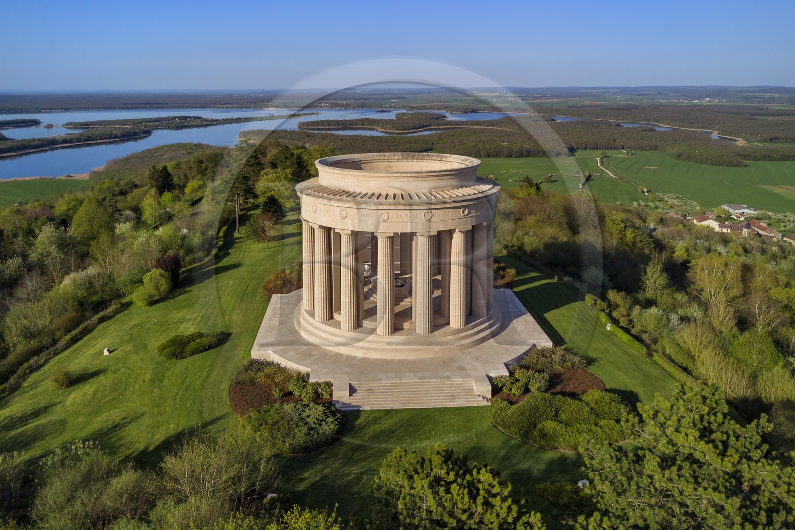 France, Meuse (55), Parc régional de Lorraine, Cotes de Meuse, monument américain de la Butte de Montsec commémorant les offensives menées par l'armée américaine sur le saillant de Saint-Mihiel lors de la Première Guerre mondiale (vue aérienne)