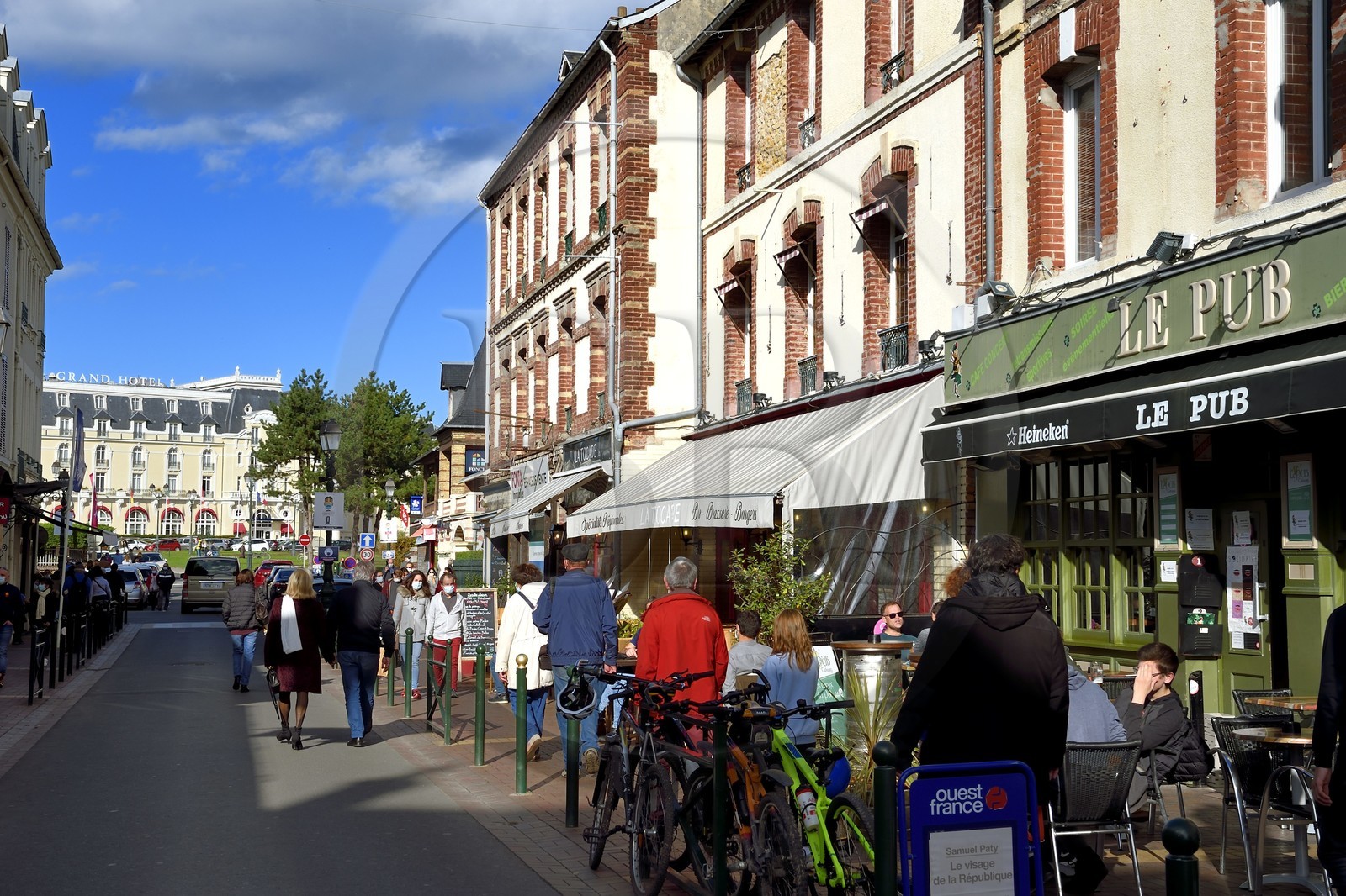 France, Calvados (14), Pays d'Auge, la côte Fleurie, Cabourg, la rue principale avenue de la Mer et le Grand Hotel en arrière plan France, Calvados (14), Pays d'Auge, la côte Fleurie, Cabourg, la rue principale avenue de la Mer et le Grand Hotel en arrière plan