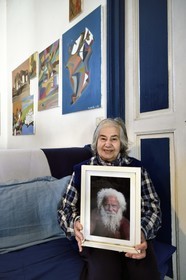 Italie, Sicile, iles Eoliennes, classées Patrimoine Mondial de l'UNESCO, ile de Stromboli, Angeletta, l'épouse du pecheur et peintre Mario Cusolito aujourd'hui décédé dont on peut voir les oeuvres en arrière plan