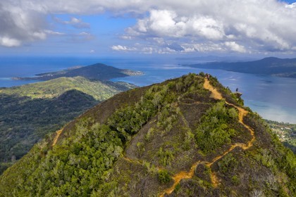 France, Ile de Mayotte, Grande-Terre, Réserve Forestière des Cretes du Sud, randonneurs au sommet du Mont Choungui (594 mètres) et la Baie de Bouéni en arrière plan (vue aérienne)