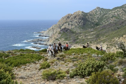 France, Haute-Corse (2B), Nebbio, Punta di l’Acciolu (Acciola), cavaliers en randonnée dans le désert des Agriates