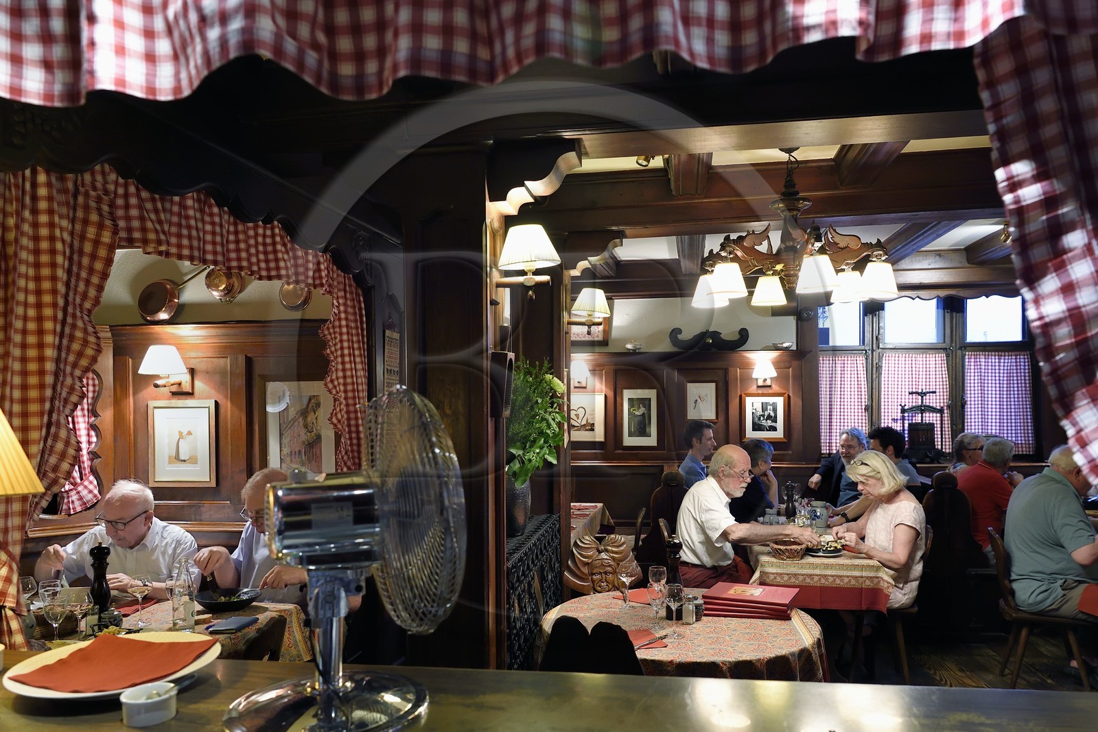France, Bas-Rhin (67), Strasbourg, vieille ville classée au Patrimoine Mondial de l'UNESCO, la winstub Chez Yvonne - S'Burjerstuewel rue du Sanglier