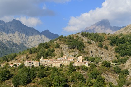 France, Haute-Corse (2B), région du Niolu (Niolo), Calasima plus haut village de Corse (1 095m) au pied de la montagne du Paglia Orba en forme d’aileron de requin