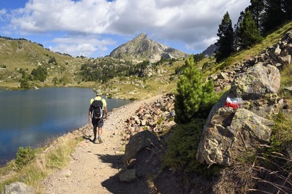 France, Hautes-Pyrénées (65), Saint-Lary-Soulan et Vielle-Aure, randonnée sur une variante du GR10 entre le col de Portet et les lacs de Bastan en bordure de la réserve naturelle de Néouvielle, lac de Bastan du milieu et le pic de Bastan en arrière plan