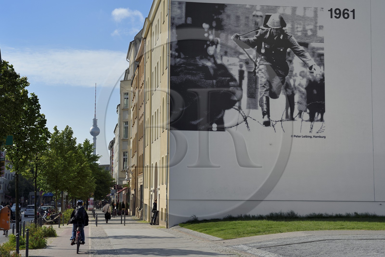 Allemagne, Berlin, Bernauer Strasse angle Brunnenstrasse, Mémorial du Mur de Berlin (Gedenkstätte Berliner Mauer) et la Tour de la télévision en arrière plan