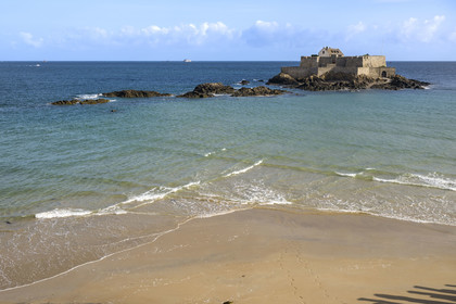 France, Ille et Vilaine, Cote d'Emeraude (Emerald Coast), Saint Malo, Fort National designed by Vauban and built by Garangeau in the 17th century seen from the top of the ramparts and the Eventail Beach in the foreground