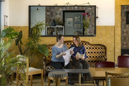 France, Loire-Atlantique (44), Saint-Nazaire, Bain Public est un espace ouvert de création artistique pluridisciplinaire et d'expérimentation, les médiatrices culturelles Marguerite Corrieu et Camille Moyon