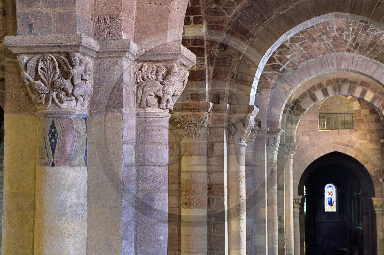 France, Haute-Loire (43), Brioude, la Basilique Saint-Julien de Brioude de style roman auvergnat, chapiteaux sculptés ornés de motifs, combat entre un chevalier chrétien et un chevalier sarrasin qui pourrait faire référence aux Croisades