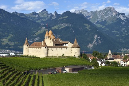 Suisse, Canton de Vaud, Aigle, le chateau entouré par le vignobles, il abrite le musée de la Vigne et du Vin
