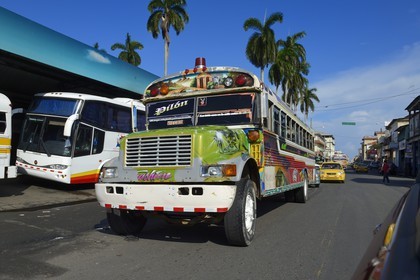Panama,  province de Colon, ville de Colon, bus appellés Diablo Rojo (Diable Rouge) recouvert de peintures criardes