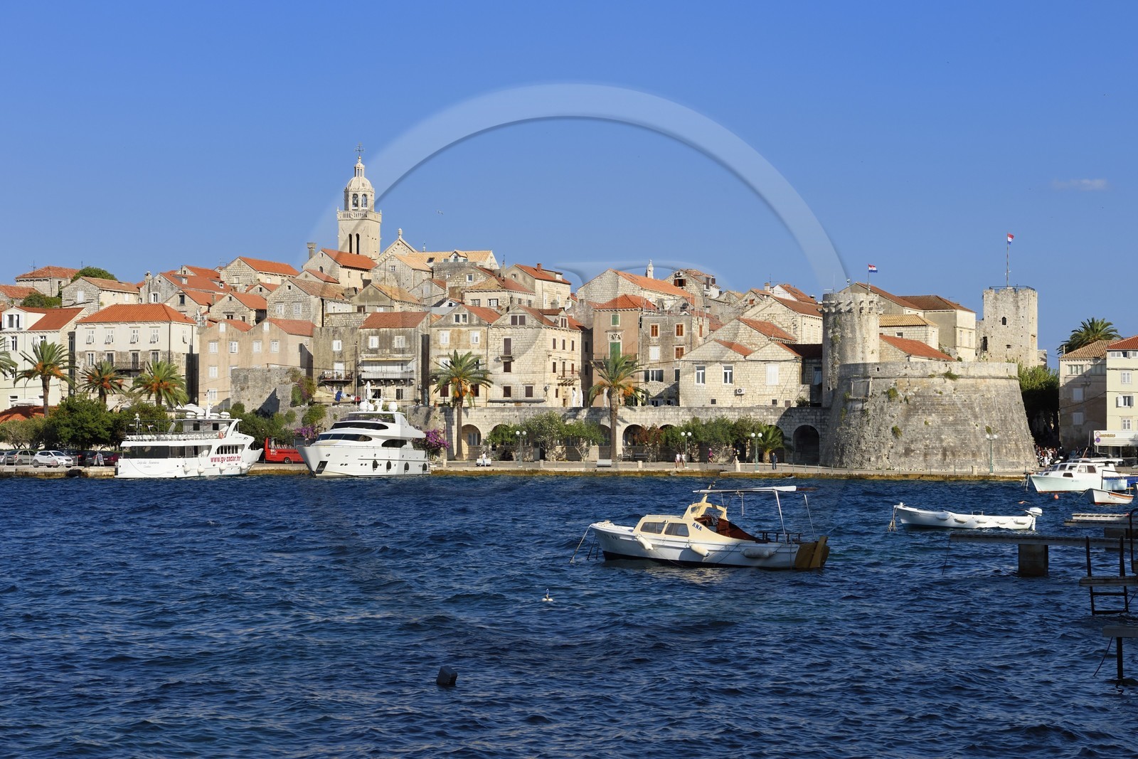 Croatie, Dalmatie, cote dalmate, Ile de Korcula, ville de Korcula et tour de défense sur le port