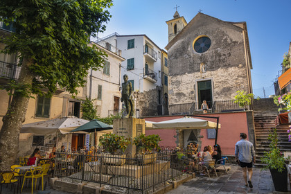 Italie, Ligurie, Cinque Terre, parc national des Cinque Terre classé Patrimoine Mondial de l'UNESCO, village de  Corniglia, l'oratoire de la Disciplinati di Santa Caterina et le monument aux morts sur la place principale Largo Taragio