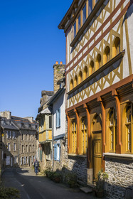 France, Côtes-d'Armor (22), Tréguier, facade de maison à pans de bois typique du Trégor dans la rue Ernest Renan