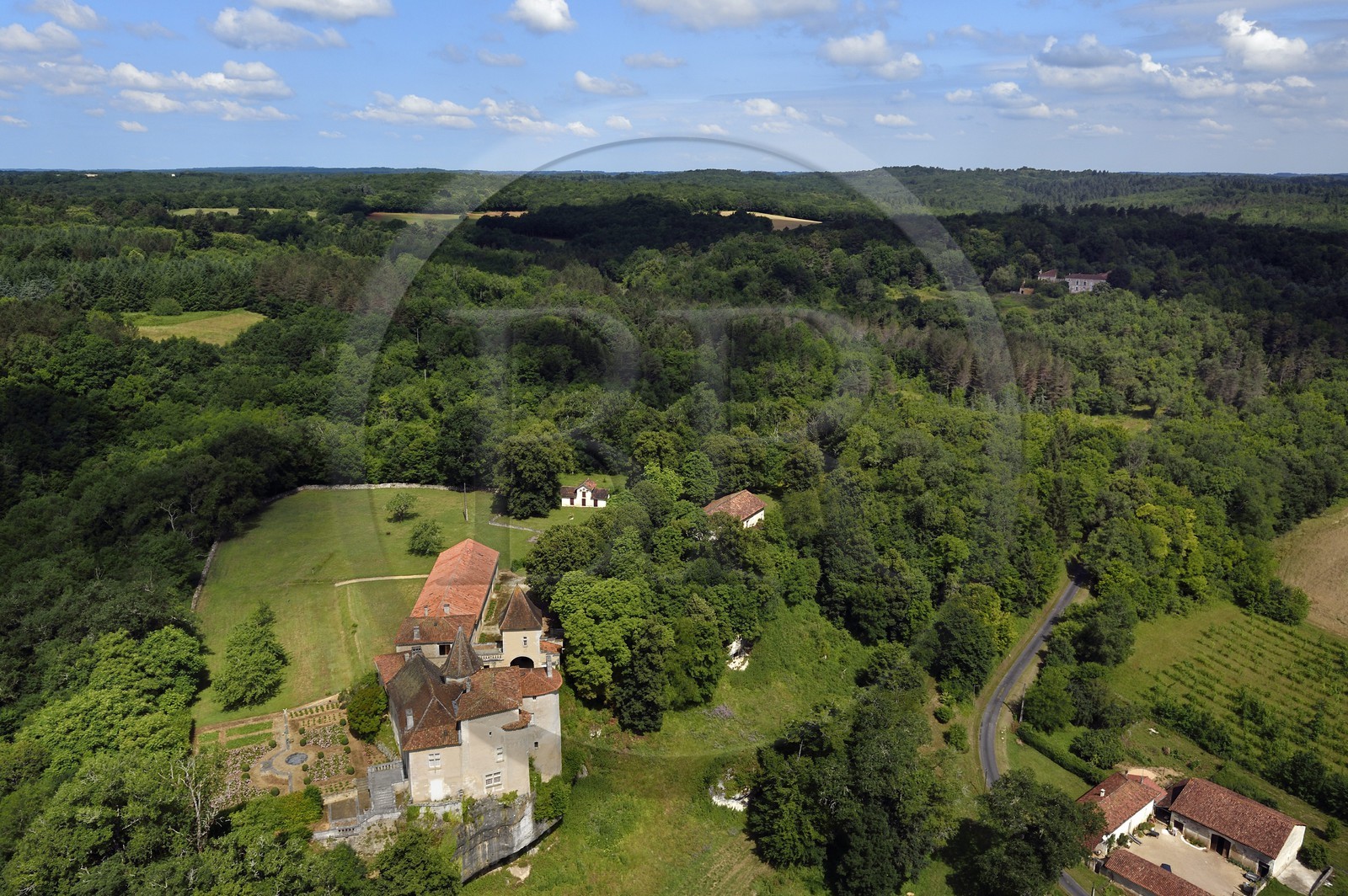 France, Dordogne (24), Périgord Vert, Valeuil, Chateau de Ramefort (vue aérienne) France, Dordogne (24), Périgord Vert, Valeuil, Chateau de Ramefort (vue aérienne)