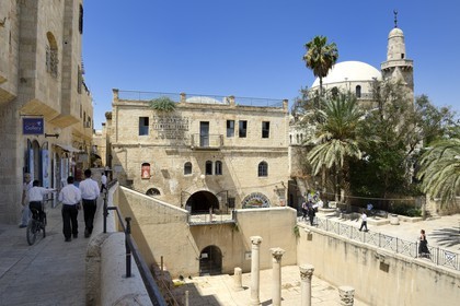 Israel, Jérusalem, ville sainte, vieille-ville classée Patrimoine Mondial de l'UNESCO, le quartier juif, le Cardo était la rue principale pendant la période byzantine, à droite le minaret Sidna Omar et la synagogue Hurva