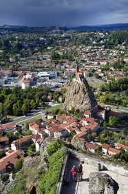 France, Haute-Loire (43), Aiguilhe, commune limitrophe du Puy-en-Velay, étape classée Patrimoine Mondial de l'UNESCO dans le cadre des chemins de Compostelle, la Chapelle Saint-Michel d'Aiguilhe sur un piton volcanique et le Chateau de Polignac du XIe siècle sur un plateau basaltique en arrière plan, vu depuis la statue Notre Dame de France sur le Rocher Corneille au premier plan